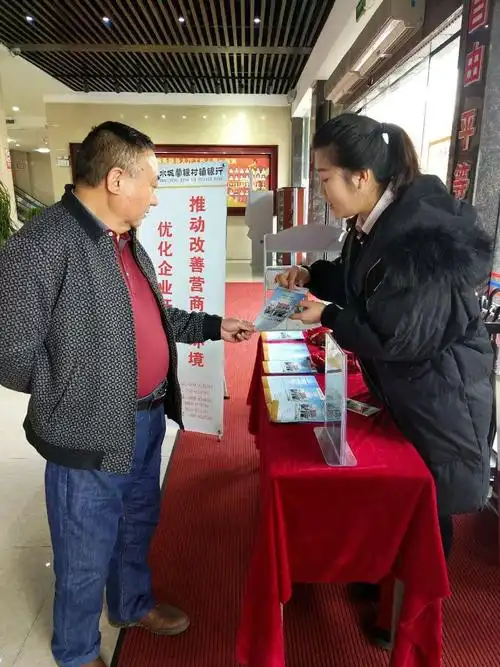 美莱丝客户正在选购窗帘